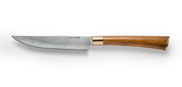 Steakmesser 2.4
Klinge: Rückenspitz-Klinge. 65 Lagen 'San Mei Damast' rostfrei
Griff: Nußbaum Maserholz stabilisiert. Zwinge aus Bronze oder 925er Silber