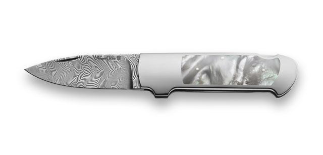 Back Lock Klappmesser BL3 Perlmutt
Klinge: 160 Lagen wilder Damast rostfrei 59-60 HRC
Griff: Interframe mit Perlmutter Inlay